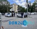 В центре Ростова автомобиль врезался в столб