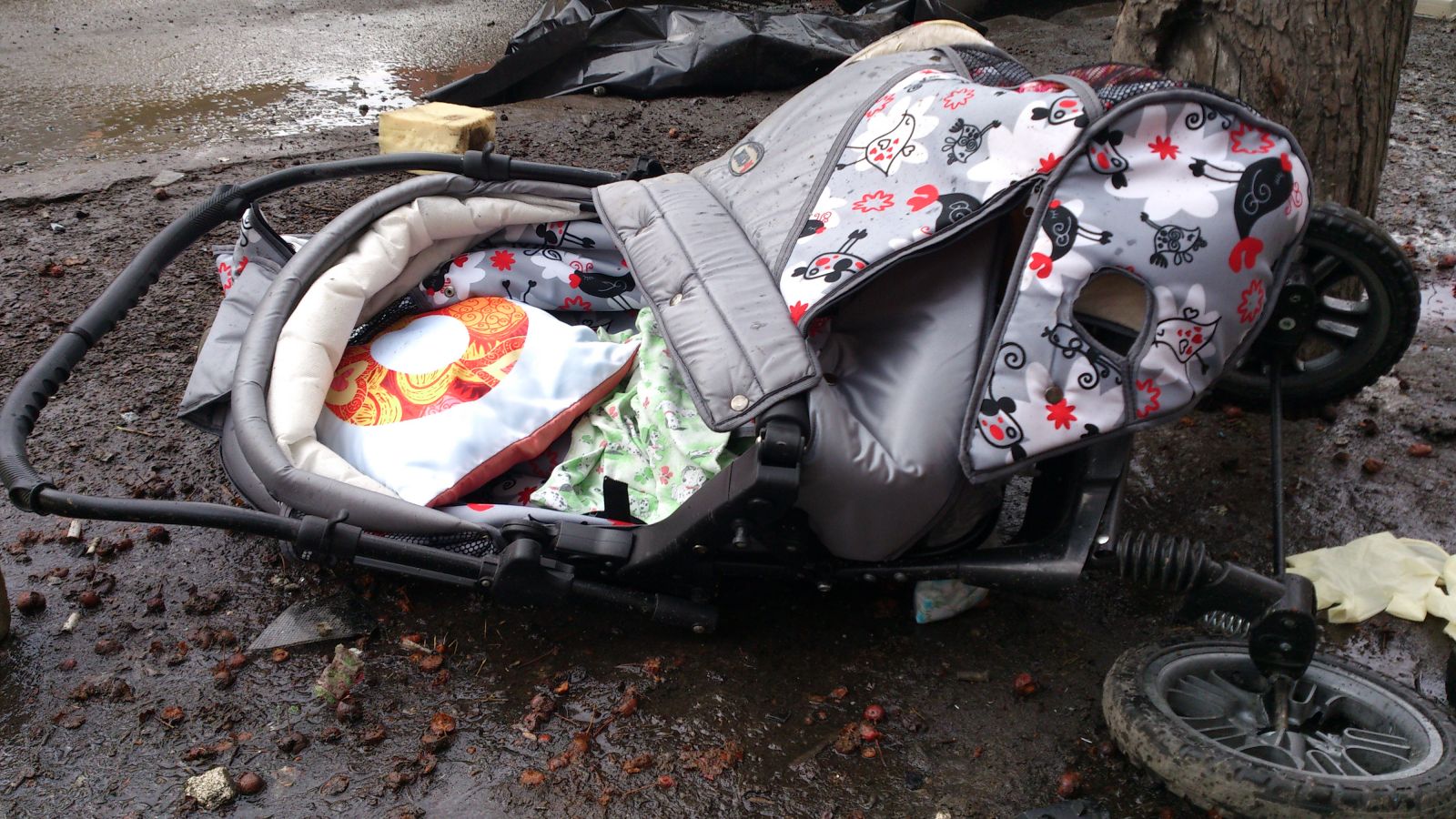 детская коляска с поломанным колесом. сломанная коляска. сломана коляска. шасси для коляски инглезина виттори. сломанная коляска.